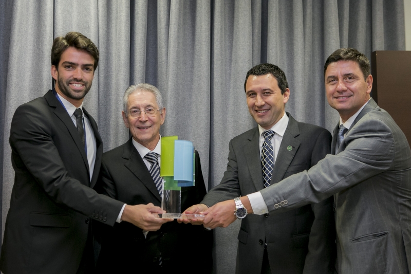 Eduardo de Lima recebe troféu do Movimento A Indústria pela Educação (Foto: Fernando Willadino)