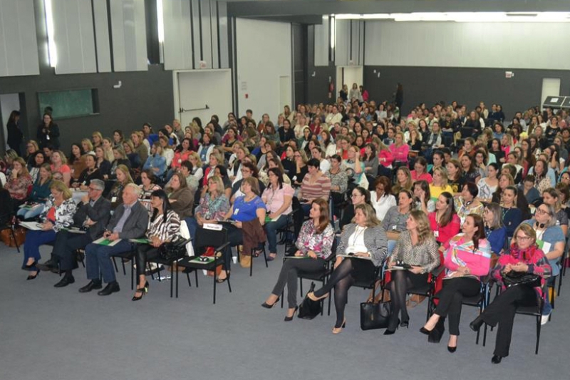Evento promovido pelo SESI reúne 350 professores de várias regiões do Estado (Foto: Novo Texto)