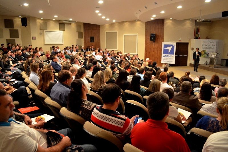 Evento reuniu 220 empresários, estudantes e gestores de 110 indústrias (Foto: SESI/SC)