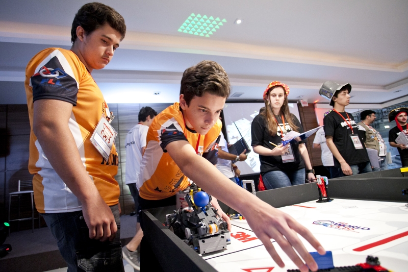 João Vitor e Gustavo ajustam robô que será utilizado nas disputas do torneio. Foto: Marcos Campos