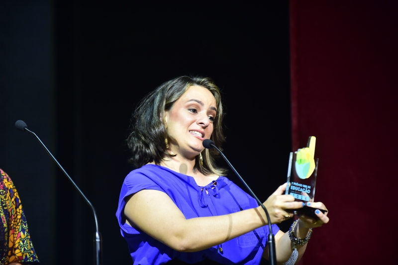 Suellen Amorim recebe emocionada o Prêmio RBS de Educação. Foto: Marcelo Oliveira