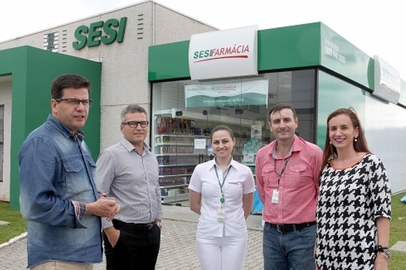 Lideranças do Perini Park e do SESI participam de entrega da farmácia (Foto: Andre Kopsch)