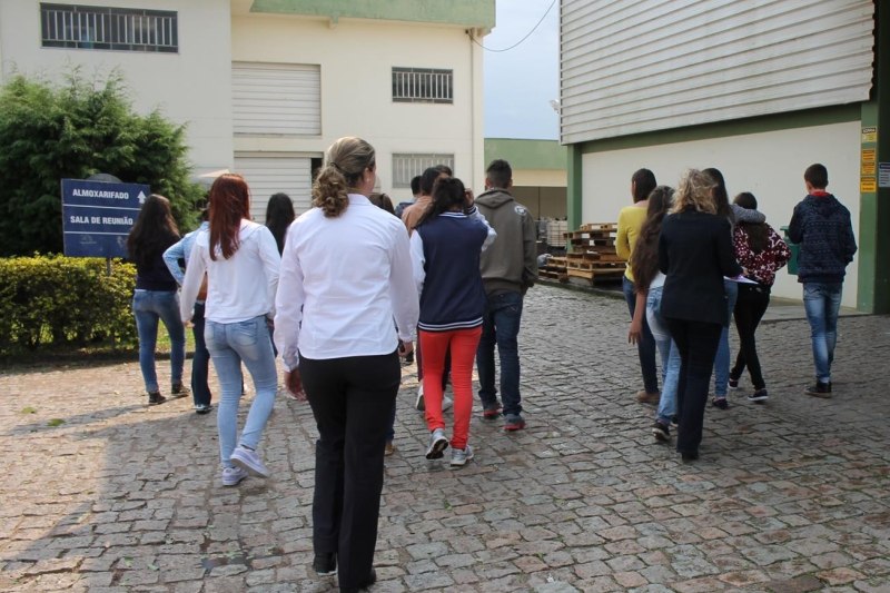 Jovens do Programa Novos Caminhos visitaram o setor de produção da Royal Ciclo (Foto: Debora Cláudio)