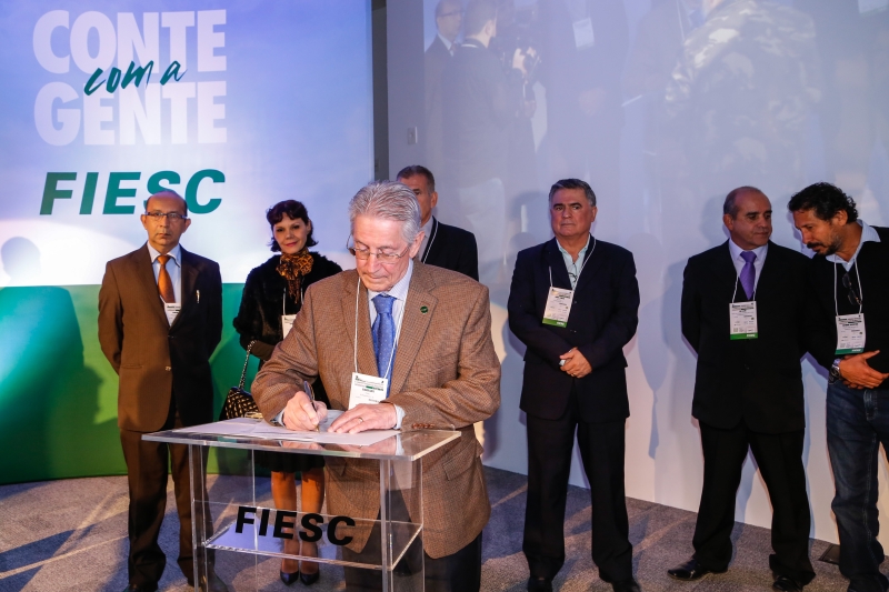 Presidente da FIESC, Glauco José Côrte, assina termo de cooperação durante lançamento da Aliança Saúde e Competitividade (Foto: Marcos Quint)