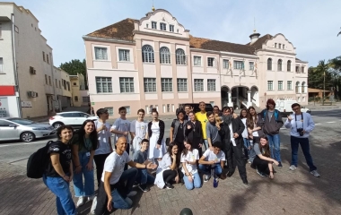 Escola S de Blumenau promove caminhada cultural pelo Centro Histórico