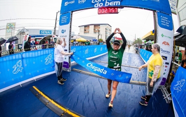 Sob chuva, mais de 650 participam do Corridas do Bem em Tubarão