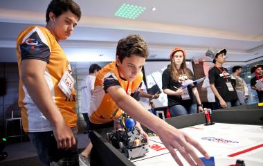 João Vitor e Gustavo ajustam robô que será utilizado nas disputas do torneio. Foto: Marcos Campos