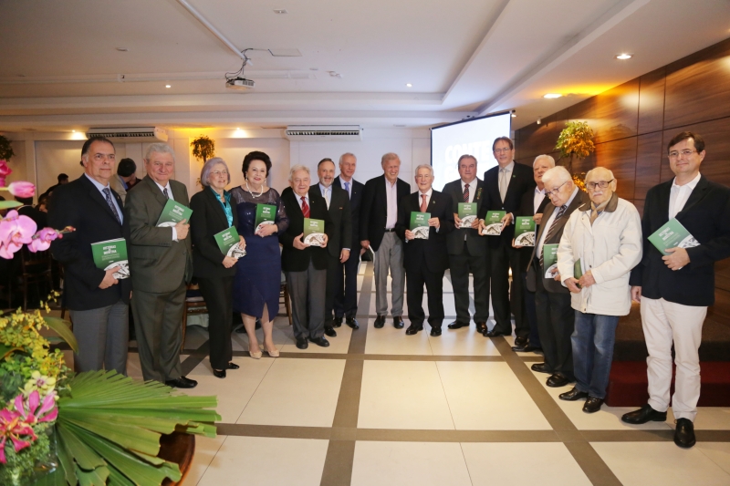 Personagens retratados no livro participaram do lançamento, na FIESC. Foto: Marcus Quint