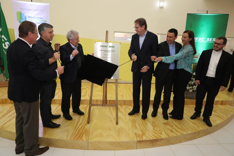 Presidente da FIESC e demais autoridades em ato de inauguração (foto: André Kopsch)