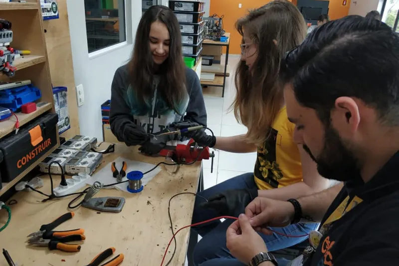 Feira das Descobertas e Invenções reúne trabalhos de alunos do SESI em Blumenau e em Joinville