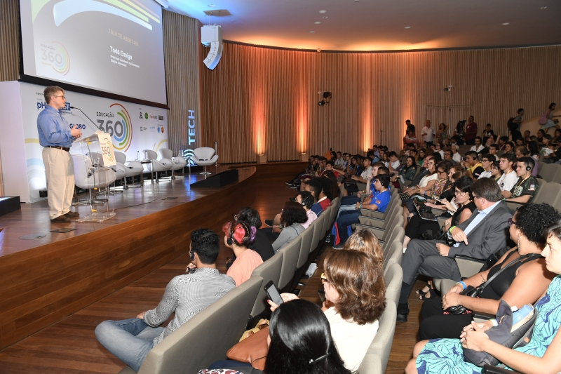 Robótica mantém o interesse dos estudantes pela sala de aula, afirma diretor da NASA