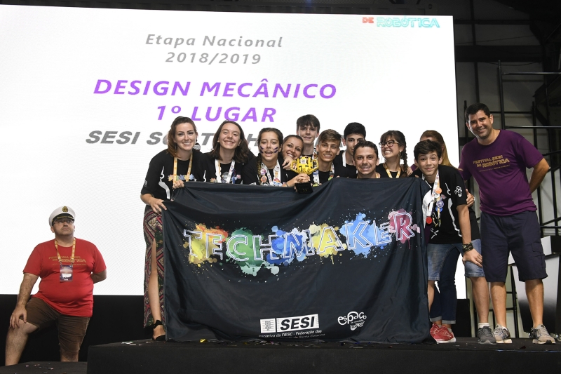 Estudantes de Blumenau criam robô com melhor design mecânico em competição nacional de robótica