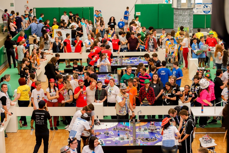 Drones e robôs enfrentam desafios em evento de educação tecnológica