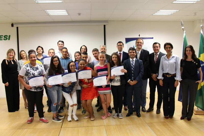 Em Rio do Sul, jovens acolhidos e empresas parcerias do Novos Caminhos são homenageados