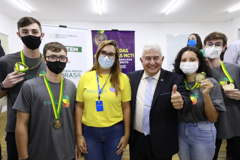 Ministro da Ciência e Tecnologia entrega premiação a estudantes da Escola S