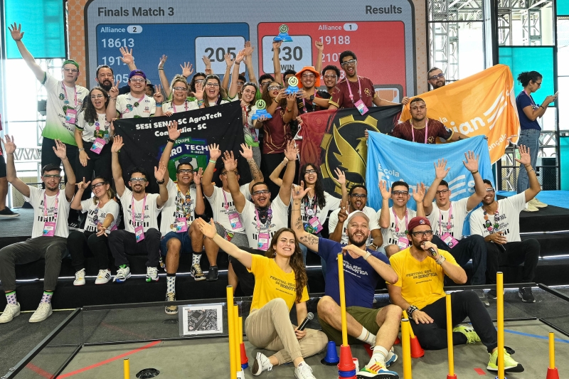 No Rio, estudantes de SC celebram prêmios em festival de robótica