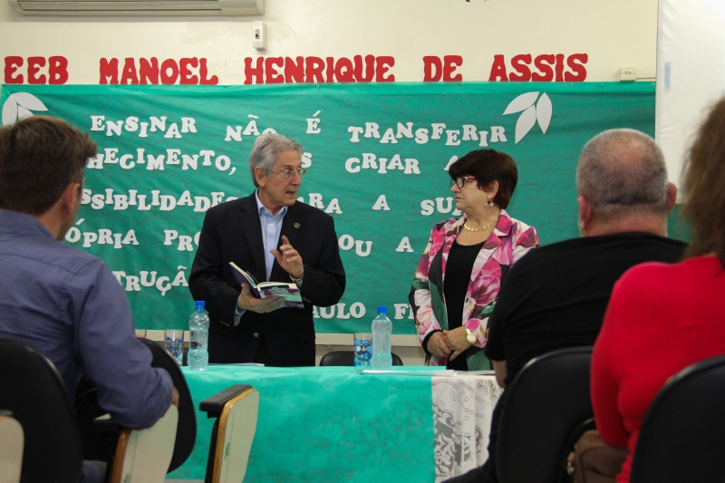 Presidente da FIESC, Glauco José Côrte, e a diretora escolar, Maria do Carmo Krieger (Foto: Filipe Scotti)