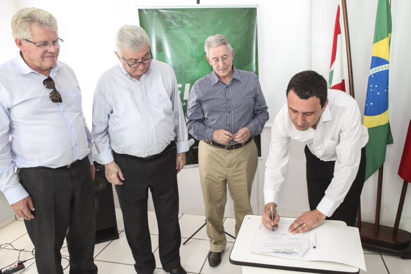 Assinatura do contrato para execução da obra foi realizada nesta terça-feira (Foto: Heraldo Carnieri)