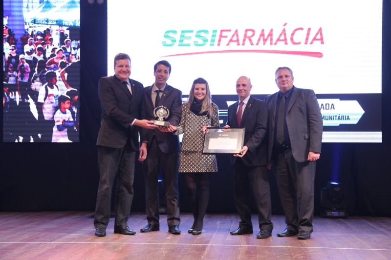 Equipe do SESI/SC recebe premiação em Chapecó (Foto: Elizandro Giacomini)