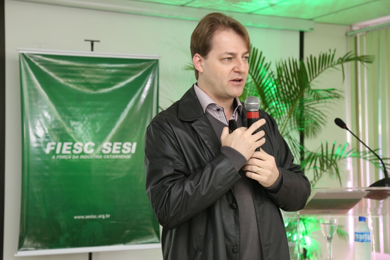 Gustavo Nicolai realiza palestra, em Blumenau, sobre segurança e saúde no trabalho (Foto: Pedro Waldrich)
