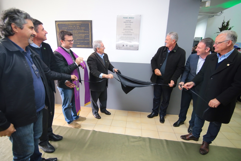 Presidente da FIESC, Glauco José Côrte, coordenou a entrega da revitalização e dos centros automotivo e moveleiro (foto: Júnior Duarte)